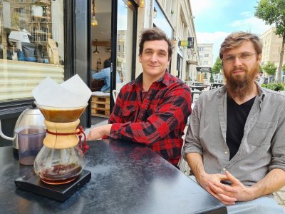 Thibault Seghers (à gauche) et Guillaume Breuil se sont associés pour proposer des cafés de spécialité aux Havrais.