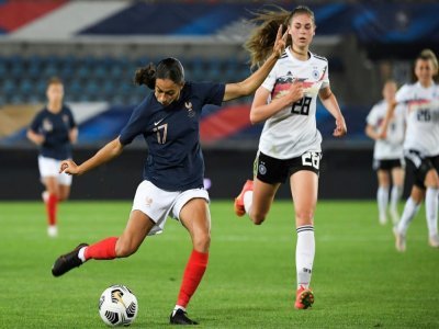 L'attaquante française Kessya Bussy balle au pied lors du match amical entre la France et l'Allemagne au stade de la Meinau à Strasbourg en France le 10 juin 2021. - PATRICK HERTZOG [AFP]