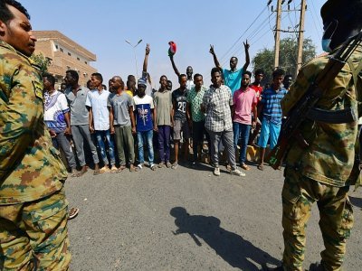 Des membres des forces de l'ordre stationnent devant un hôpital militaire et des bureaux gouvernementaux face à des opposants au coup d'Etat, à Omdurman, près de Khartoum, le 25 octobre 2021 - - [AFP]