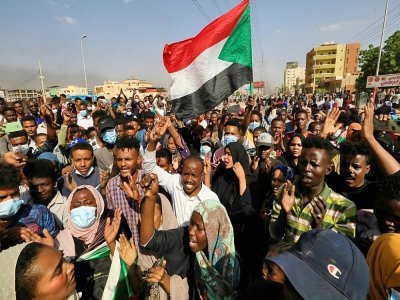 Des manifestants soudanais brandissent des drapeaux lors d'une manifestation à Khartoum pour dénoncer les arrestations par l'armée de membres du gouvernement, le 25 octobre 2021 - - [AFP]
