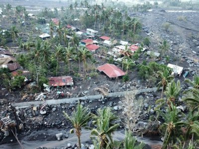 Des maisons ensevelies par des rochers et du sable charriés depuis les pentes du volcan Mayon, le 2 novembre 2020 - Charism SAYAT [AFP/Archives]