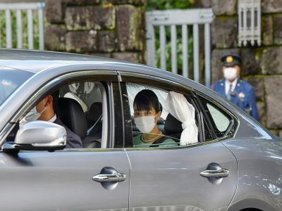 La princesse japonaise Mako quitte le domaine d'Akasaka pour assister à une conférence de presse avec son mari Kei Komuro, le 26 octobre 2021 à Tokyo - Kazuhiro NOGI [AFP]