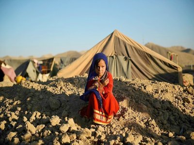 La jeune Asho, vendue par sa mère à un homme de 23 ans, assise devant une tente du camp de déplacés de Qala-i-Naw, le 14 octobre 2021 en Afghanistan - Hoshang Hashimi [AFP]