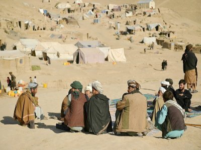 Un groupe d'hommes dans le camp de déplacés de Qala-i-Naw, le 17 octobre 2021 en Afghanistan - Hoshang Hashimi [AFP]