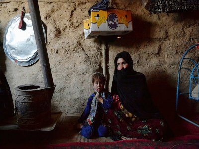 Sabehreh (d) et sa fille Zakereh, 3 ans, vendue au fils de l'épicier pour payer leurs dettes, sous une tente du camp de déplacés de Qala-i-Naw, le 14 octobre 2021 en Afghanistan - Hoshang Hashimi [AFP]