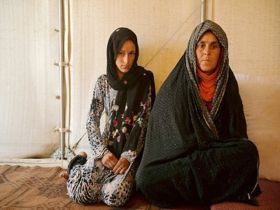Habibet (g) et sa mère Rabia sous une tente du camp de déplacés de Qala-i-Naw, le 17 octobre 2021 en Afghanistan - Hoshang Hashimi [AFP]
