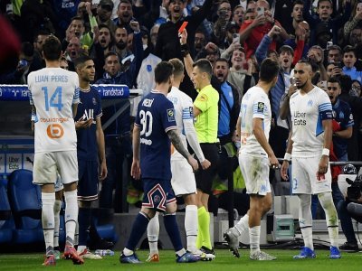 Le défenseur marocain du Paris Saint-Germain Achraf Hakimi (2e g) est exclu par l'arbitre, lors du match de L1 face à Marseille, le 24 octobre 2021 au Stade Vélodrome - NICOLAS TUCAT [AFP]