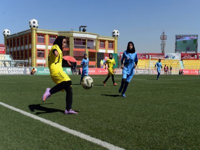 La première finale de football féminin, organisée par la Fédération afghane, entre les clubs de Kaboul et d'Herat, le 3 octobre 2014 à Kaboul - WAKIL KOHSAR [AFP/Archives]