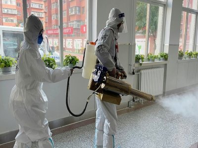 Opération de désinfection dans un immeuble de Lanzhou, le 26 octobre 2021 - STR [AFP]