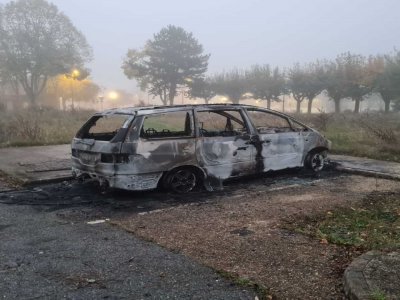 La préfecture de l'Orne n'avait pas encore communiqué, vers 8 h 30, sur le nombre exact de véhicules détruits.