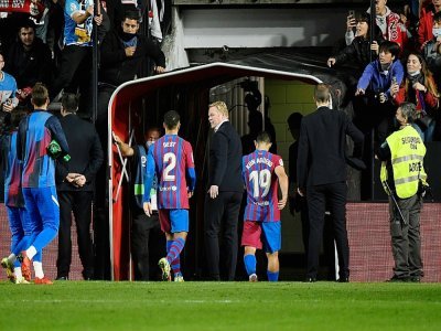 Les joueurs du FC Barcelone et l'entraîneur néerlandais Ronald Koeman (C) quittent le terrain après leur défaite face au Rayo Vallecano à Madrid le 27 octobre 2021, avant l'annonce du limogeage de Koeman - OSCAR DEL POZO [AFP]