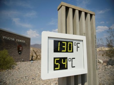 Un thermomètre indique une température de 54°C au parc national de la Vallée de la mort, le 17 juin 2021 en Californie - Patrick T. FALLON [AFP/Archives]