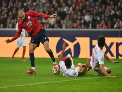 L'attaquant de Lille Burak Yilmaz (à gauche) lors du match opposant Lille à Séville en Ligue des Champions au stade Pierre Mauroy de Villeneuve-d'Ascq le 20 octobre 2021. - Denis Charlet [AFP/Archives]
