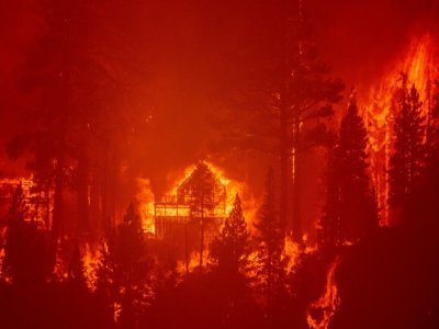 Des logements sont consumés par les flammes du Caldor Fire dans la région d'Echo Summit, en Californie, le 30 août 2021 - JOSH EDELSON [AFP/Archives]