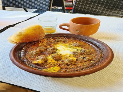 Le tajine kefta, servie avec un œuf.