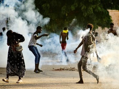 Des Soudanais dans les rues de Khartoum pour protester contre le coup d'Etat au Soudan, le 27 octobre 2021 - - [AFP]
