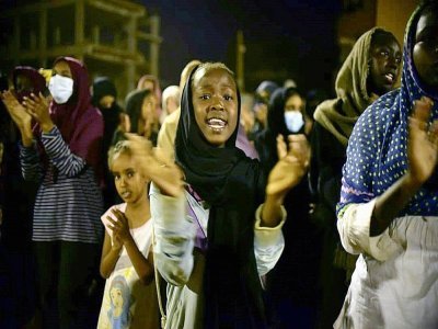 De jeunes Soudanais protestent à Khartoum contre le coup d'Etat militaire, le 28 octobre 2021 - - [AFP]