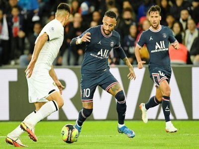 L'attaquant brésilien du Paris Saint-Germain Neymar face à un joueur lillois, lors de leur match de Ligue 1, le 29 octobre 2021 au Parc des Princes - Bertrand GUAY [AFP]