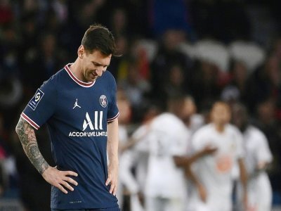 L'attaquant argentin du Paris Saint-Germain Lionel Messi, après le but marqué par Lille, lors de leur match de Ligue 1, le 29 octobre 2021 au Parc des Princes - FRANCK FIFE [AFP]