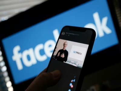 Le PDG de Facebook Mark Zuckerberg dans l'écran d'un smartphone, photo prise à Los Angeles le 28 octobre 2021 - Chris DELMAS [AFP]