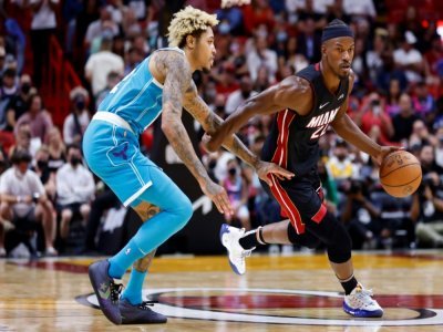 Jimmy Butler, joueur du Miami Heat, attaque face à Kelly Oubre Jr. des Charlotte Hornets en NBA, le 29 octobre 2021 à Miami - Michael Reaves [GETTY IMAGES NORTH AMERICA/AFP]