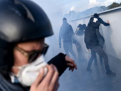 Des manifestants anti-Zemmour tentent de s'approcher du Zénith de Nantes le 30 octobre 2021, au milieu des gaz lacrymogènes - Sebastien SALOM-GOMIS [AFP]