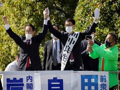 Le Premier ministre japonais et leader du Parti libéral démocrate(PLD), Fumio Kishida (gauche) et un candidat du parti, Ryosei Tanaka (centre) saluent leurs partisans lors d'un meeting électoral le 30 octobre 2021 à Saitama, Japon - Behrouz MEHRI [AFP]