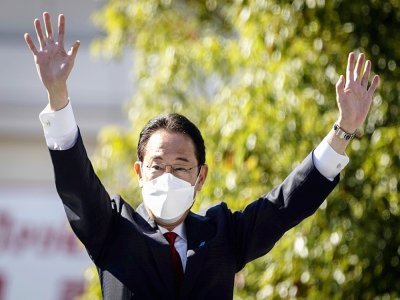 Le premier ministre japonais et leader du Parti libéral démocrate (PLD), Fumio Kishida, salue ses partisans lors d'un meeting électoral le 30 octobre 2021, à Saitama, Japon - Behrouz MEHRI [AFP]