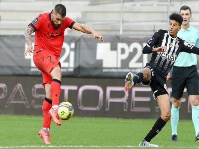 L'attaquant niçois Andy Delort marque son second but et celui de la victoire (2-1) face à Angers, lors de la 12e journée de Ligue 1, le 31 octobre 2021 au Stade Raymond Kopa - Sebastien SALOM-GOMIS [AFP]