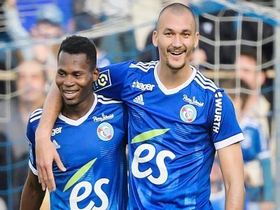 La joie des attaquants strasbourgeois, le Sénégalais Habib Diallo, auteur d'un doublé, et Ludovic Ajorque, également buteur face à Lorient, battu 4-0, lors de la 12e journée de Ligue 1, le 31 octobre 2021 au Stade de La Meinau - SEBASTIEN BOZON [AFP]