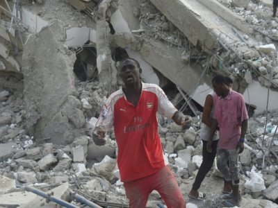Un ouvrier désespéré dans les décombres d'un immeuble de 21 étages en construction qui s'est effondré dans le quartier d'Ikoyi à Lagos, au Nigeria, le 1er novembre 2021 - PIUS UTOMI EKPEI [AFP]