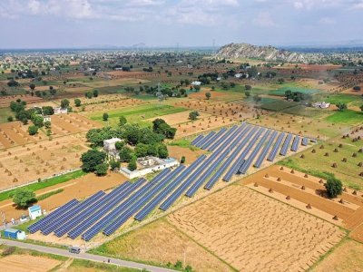 La ferme solaire installée sur les terres du Dr Amit Singh à Bhaloji, au Rajasthan, le 5 octobre 2021 - SAJJAD HUSSAIN [AFP]