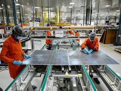 Assemblage de panneaux photovoltaïques dans l'usine Vikram Solar d'Oragadam, dans l'Etat indien du Tamil Nadu, le 13 octobre 2021 - Arun SANKAR [AFP]
