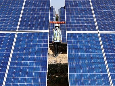 Un ingénieur dans le Parc solaire de Bhadla, en Inde, le 7 octobre 2021 - SAJJAD HUSSAIN [AFP]