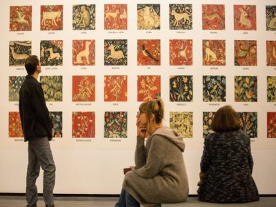 Des visiteurs à l'exposition "La Dame à la licorne," au musée des Abattoirs, à Toulouse, le 29 octobre 2021 - Frédéric Scheiber [AFP]
