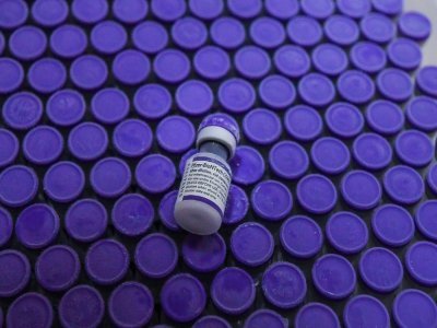 Pfizer prévoit de vendre 36 milliards de dollars de son vaccin anti-Covid en 2021 - Nhac NGUYEN [AFP/Archives]