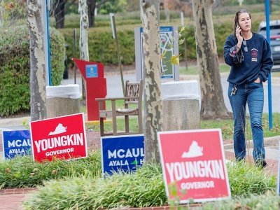 Des affiches de soutien aux candidats à l'élection du gouverneur de Virginie devant un bureau de vote à Fairfax, le 2 novembre 2021 - ANDREW CABALLERO-REYNOLDS [AFP]