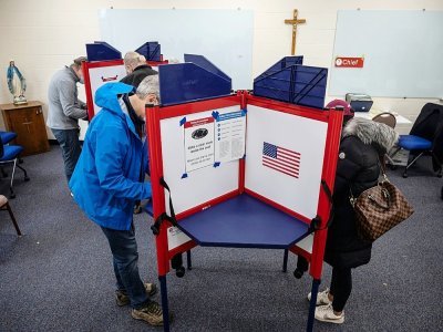 Des électeurs votent pour choisir le prochain gouverneur de Virgine à Arlington le 2 novembre 2021 - ANDREW CABALLERO-REYNOLDS [AFP]