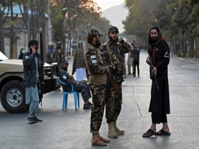 Des combattants talibans montent la garde devant l'hôpital militaire Sardar Mohammad Dawood Khan à Kaboul après un attentat meurtrier, le 2 novembre 2021 - Wakil KOHSAR [AFP]