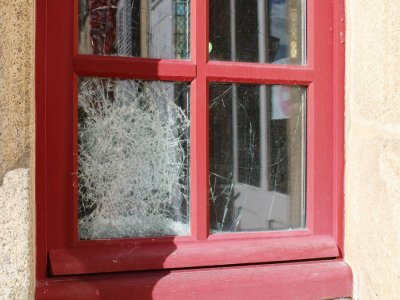 Une des fenêtres de l'office de tourisme d'Alençon a été brisée.