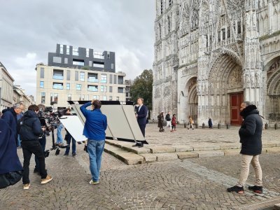 Stéphane Bern devant la cathédrale de Rouen avec le dispositif d'enregistrement autour.