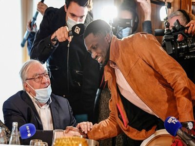 Mohamed Mbougar Sarr, Goncourt 2021, serre la main du président du jury Didier Decoin - Bertrand GUAY [AFP]