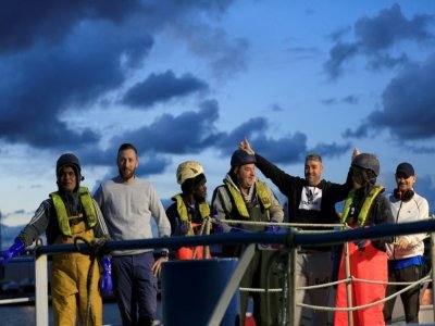 Des membres d'équipage du chalutier écossais Cornelis Gert Jan le 3 novembre 2021 avant leur départ du port du Havre où leur bateau était immobilisé depuis une semaine suite à une décision des autorités françaises - Sameer Al-DOUMY [AFP]