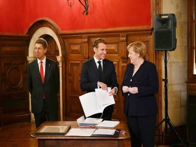 Le président français Emmanuel Macron et la chancelière allemande Angela Merkel, le 3 novembre 2021 à Beaune, en France - PHILIPPE DESMAZES [POOL/AFP]