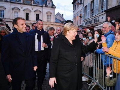 La chancelière allemande Angela Merkel à son arrivée à Beaune, en France, aux côtés du président français Emmanuel Macron, le 3 novembre 2021 - PHILIPPE DESMAZES [POOL/AFP]