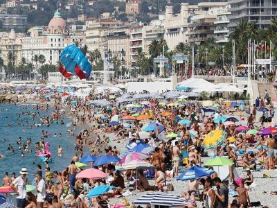 Des vacanciers sur la plage de Nice, le long de la Promenade des Anglais, le 15 août 2021 - Valery HACHE [AFP/Archives]