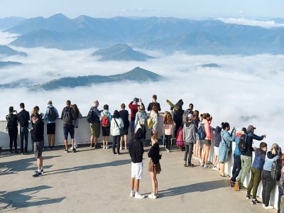 Des touristes admirent la vue depuis le sommet de La Rhune, le 24 août 2021 à Sare, dans le sud-ouest de la France - GAIZKA IROZ [AFP/Archives]