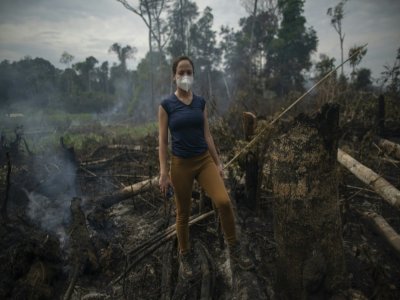 La militante de Greenpeace Cristiana Mazzetti arpente une zone brûlée de la forêt amazonienne près de Porto Velho, au Brésil, le 15 septembre 2021 - MAURO PIMENTEL [AFP]