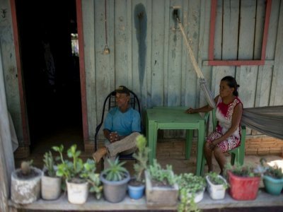 Le fermier Jose Juliao do Nascimento et sa femme Dilva devant leur maison à Sao Felix do Xingu, le 20 septembre 2021 au Brésil - MAURO PIMENTEL [AFP]