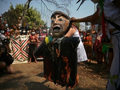 Une caricature du président Jair Bolsonaro, qui se nomme lui-même "Capitaine tronçonneuse, lors d'une manifestation de femmes indigènes, le 10 septembre 2021 à Tailandia, au Brésil - Carl DE SOUZA [AFP/Archives]
